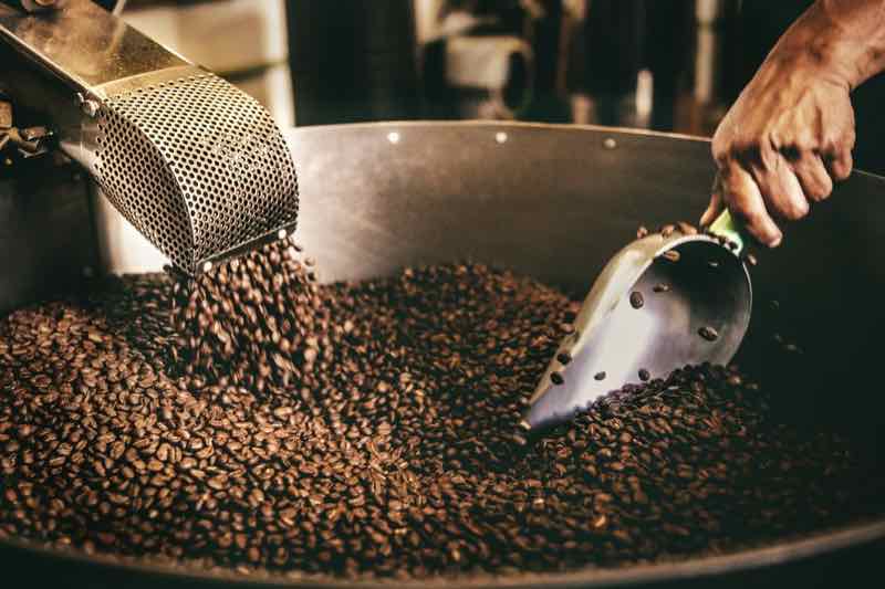 Café sendo torrado e beneficiado